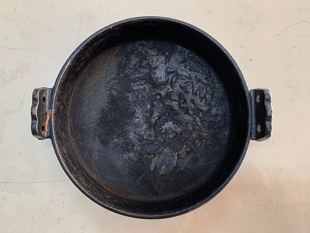 鉄製すき鍋　修理前
